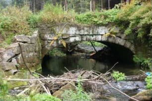 Hüttenhofbrücke (Straßenbrücke) über den Cunnersdorfer Bach unweit der Niedermühle : Gohrisch-Cunnersdorf. Hüttenhofbrücke (Straßenbrücke) über den Cunnersdorfer Bach unweit der Niedermühle