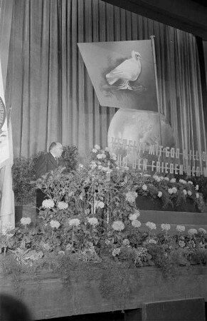 Veranstaltung zum Weltfriedenstag im Admiralspalast : Porträt von Friedrich Ebert während einer Rede
