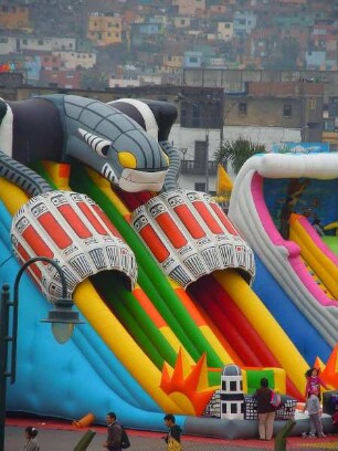 Lima - Riesenrutsche : Im Vergnügungspark La Muralla ist eine Riesenrutsche für Kinder aufgebaut worden. Aufgenommen am 27. August 2011 in der Hauptstadt Lima
