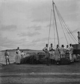 Hafen von Port Bell : Männer und Frauen der Ganda an einem Boot im Hafen von Port Bell