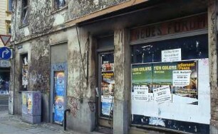 In Brandenburg/Havel, dieses schäbige Haus zeigt noch die Aufschrift Neues Forum, Bild vom August 2002