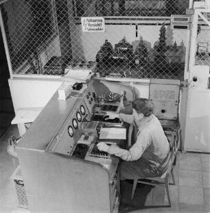 Wandler i. zwei Prüffeldern Gießformen-Beschicken : Dresden-Übigau, Overbeckstraße 48. VEB Transformatoren- und Röntgenwerk Dresden. Wandlerwerk.