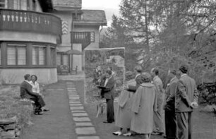 St. Moritz: Prinzenpaar wird gemalt (Hintergrund Haus), mit Publikum