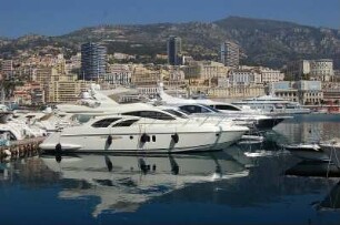 Monte Carlo - Yachthafen : Hafen mit Yachten aller Art und Größe, dahinter Wohn-und Geschäftsviertel von Monaco. 2006