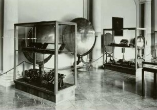 Innenansicht: Bogengalerie : Rechenmaschinen und Brennspiegel, Mathe-Physik.Salon