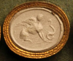 Sitzende Sphinx, vor ihr eine Schlange (Daktyliothek, Erstes Mythologisches Tausend)