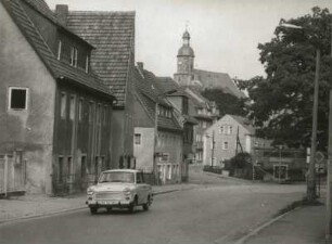 Dippoldiswalde, Bahnhofstraße mit Wohnhaus Nr. 16. Blick nach Nord-Nordosten gegen Stadtkirche