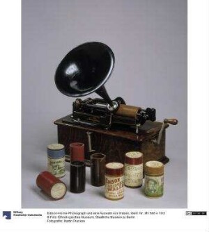 Edison-Home-Phonograph und eine Auswahl von Walzen