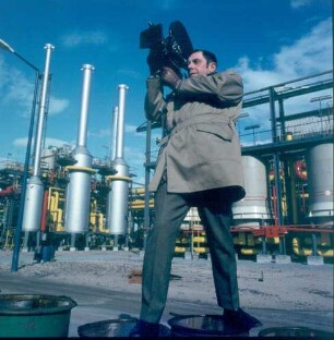 Deutschland. Industriefilmer beim Filmen in einem Werksgelände