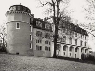 Weimar, Platz der Demokratie 1. Herzogin-Anna-Amalia-Bibliothek (1761-1765 Umbau, A. F. Straßburger) mit Verbindungsbau (1803-1805, H. Gentz) und Stadtturm (1453, Umbau 1821-1825, C. W. Coudray)