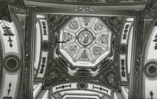 Kempten, Basilika St. Lorenz : Kempten. Basilika St. Lorenz. Gewölbe des Oktogon mit Stukkaturen von J. Zuccalli und Fresken von A. Asper