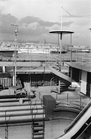 Reisefotos Italien. Das Passagierschiff "Milwaukee" im Hafen von Neapel. Blick von der Kommandobrücke zur Stadt