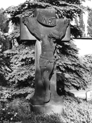 Kruzifix-Grabmal : Kruzifix-Grabmal. Sandstein (um 1900). Dresden-Friedrichstadt, Neuer (Äußerer) Katholischer Friedhof