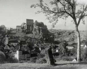 Pottenstein, Ortsansicht : Pottenstein. Ortsansicht mit Bartholomäuskirche und Burgberg. Blick über das Püttlachtal nach Süden