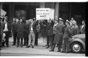 Kleinbildnegativ: Protest vor dem Kontrollratsgebäude, 1970