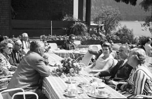 Titisee: Schwarzwald Hotel; Gruppen bei Tisch