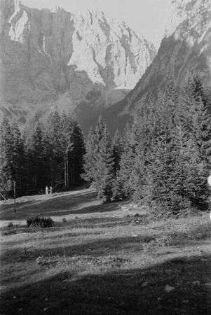 Unten im Tal : Kleines Tal am Fuße eines Bergmassivs.