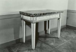 Tisch mit polierter Steinplatte