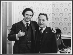 Marcel Marceau und John Heartfield : Portrait des Pantomimen Marcel Marceau und des Künstlers John Heartfield im Club Die Möwe in Berlin