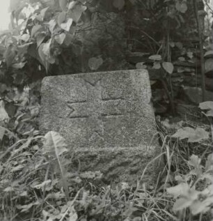 Grabstein eines Unbekannten : Grabstein eines Unbekannten. Granit. Werda, Friedhof