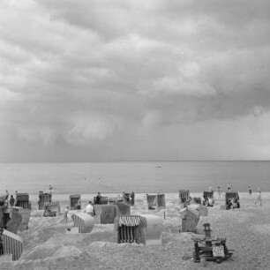 Strandgäste an der Ostsee in Usedom.
