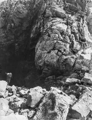 Höhle : Blick auf den Eingang einer eingestürzten Höhle.
