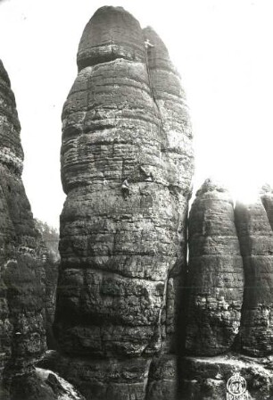 Sächsische Schweiz, Schrammsteine. Jungfer. Seilschaft Ehrhardt Renger in der Ausstiegsrinne des Nordwestweges (VIIc, 2. Begehung)