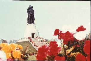 Sowjetisches Ehrenmal : Berlin-Treptow. Treptower Park. Sowjetisches Ehrenmal (1949). Hügel mit Pavillon und Statue (1949; J. W. Wutschetitsch)