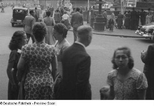 Passanten und Besucher der Leipziger Messe 1954