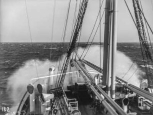 Usambara im Sturm : Blick über das Deck des Dampfschiffes Usambara bei Seegang