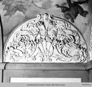 Stuckdekoration im Palazzo Orlandini del Beccuto mit Wappen-Relief