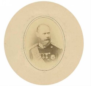 König Karl von Württemberg in Uniform mit Schärpe und Großkreuz des Ordens der württembergischen Krone, Brustbild in Halbprofil