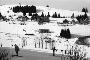 Altglashütten: Wintersporthang und Straßenkurve