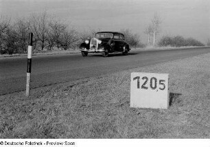 Vorderansicht eines fahrenden Personenkraftwagens auf der Autobahn bei Kilometer 120,5