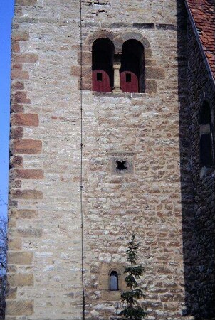 Südseite Kirchturm mit paarigem Rundbogenfenster und kleineren Öffnungen