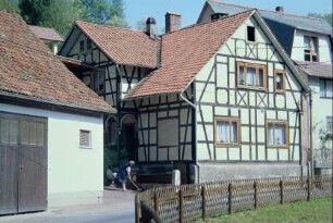 Fachwerkhaus an der Straße nach Themar, Zwerchgiebel vorgezogen, steht auf Holzständern