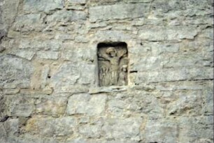 Detail Kirchenmauer: Nische mit Relief Kreuzigungsgruppe
