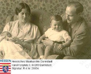 Georg Donatus Erbgroßherzog v. Hessen und bei Rhein (1906-1937) / Porträt mit Familie / Gruppenaufnahme auf Sofa sitzend v.l.n.r.: Prinz Alxander (1933-1937) auf dem Schoß seiner Mutter Erbgroßherzogin Cäcilie geb. Prinzessin von Griechenland (1911-1937); Prinz Ludwig (1931-1937) auf dem Schoß seines Vaters Erbgroßherzog Georg Donatus sitzend