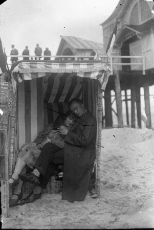 Rügen? Am Strand. Paar im Strandkorb