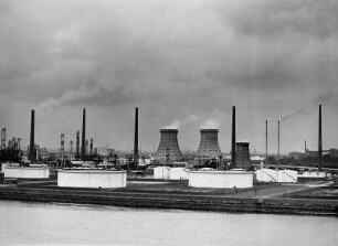 Hamburg. Ansicht Öl-Raffinerie der H&R Ölwerke Schindler GmbH in Neuhof, einem Ortsteil von Wilhelmsburg im Hafenviertel. Tanks und Kühltürme bestimmen das Bild