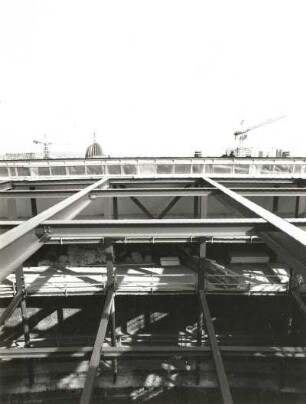 Baustelle Ständehaus, Bauphase Substanzsicherung / Wiederaufbau Dach. Stahlkonstruktion als Tragwerk für das Glasdach über dem großen Plenarsaal : Dresden-Altstadt, Schloßplatz 1. Baustelle Ständehaus, Bauphase Substanzsicherung / Wiederaufbau Dach. Stahlkonstruktion als Tragwerk für das Glasdach über dem großen Plenarsaal