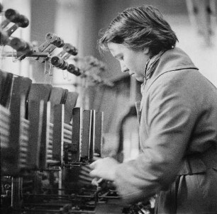 Niesky. Frau arbeitet an einer Spinnereimaschine