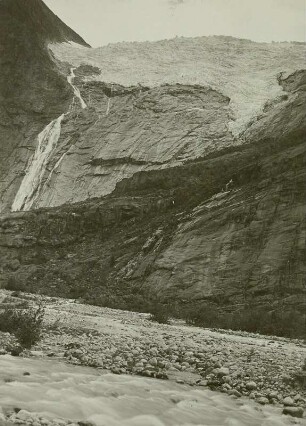 Norwegen. Kjötelrae am Brigsdalsgletscher (Briksdalsbreen). Im Vordergrund Abfluß des Brigsdalsgletschers