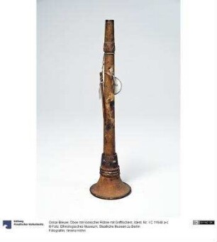 Oboe mit konischer Röhre mit Grifflöchern