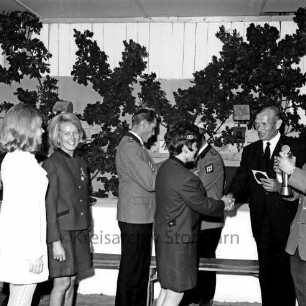 Volks- und Schützenfest: Sport- und Schützenverein Pölitz e.V.: Ehrung der Schützenkönigin Renate Schöttler durch Sportschützenvereinsvorsitzenden Rudolf Mählmann: links die Hofdamen Rita Riemann und Ricarda Rickert