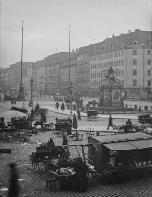 Dresden-Neustadt. Neustädter Markt mit Verkaufsständen und Reiterstandbild Augusts des Starken. Blick nach Nordost in die Hauptstraße