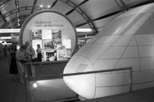Nürnberg: Werbestände ICE, in fünf Jahren von 0 auf 300 km/h