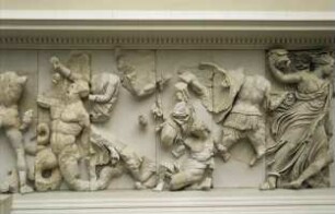 Pergamonaltar, Nordfries - Ausschnitt: Kämpfende Götter, rechts Nyx (?) mit schlangenumwundenem Gefäß