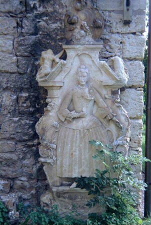 barocker Grabstein an der Kirchenaußenwand, Frauendarstellung mit Engeln