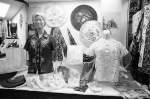 Basel: Ausstellung der Volksrepublik China, Konfektion, Blusen Stickereien